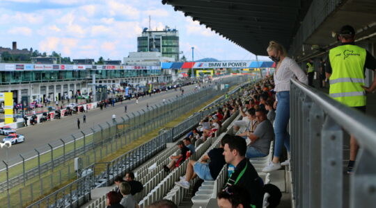 Nürburgring 24h-Rennen startet mit Zuschauern